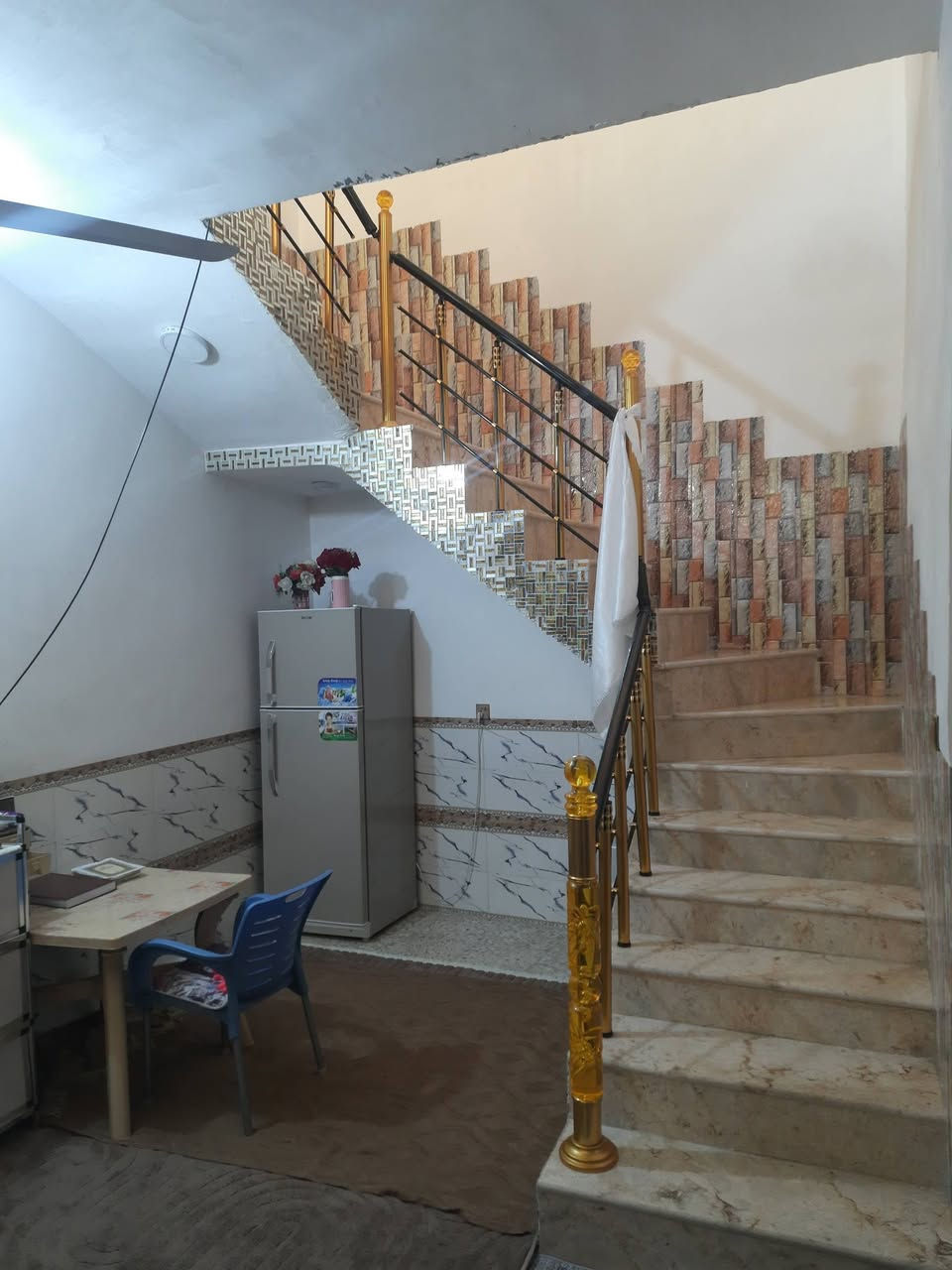 السلام عليكم بيت طابو زراعي سند 25 طابقين بناء جديد 150واجهه 7نزال 24يتكون 3غرف نوم وصاله ومطبخ وكلدور صحيات خارجيه وداخليه البيت كامل   الاتصال على هذا الرقم ***********
العنوان _ زوير الغربي قرب اسواق مارينا
