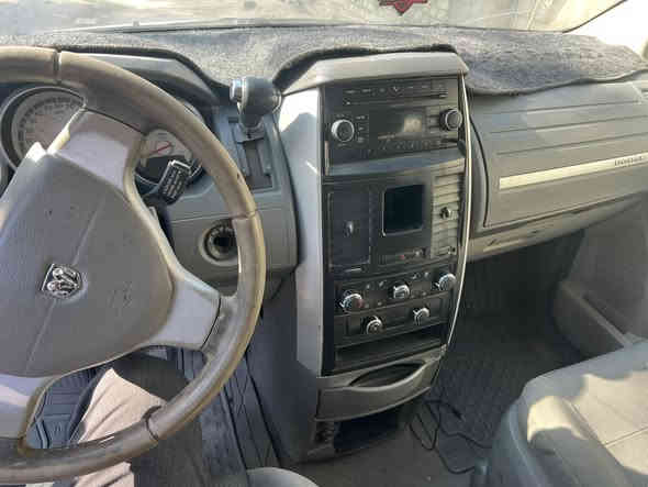 دوج كرفان 2009 .3800 .7راكب 3قطع تبريد
 (تبريد بي ليك) ضربتها بچم صبغ عام السعر100$
***********
