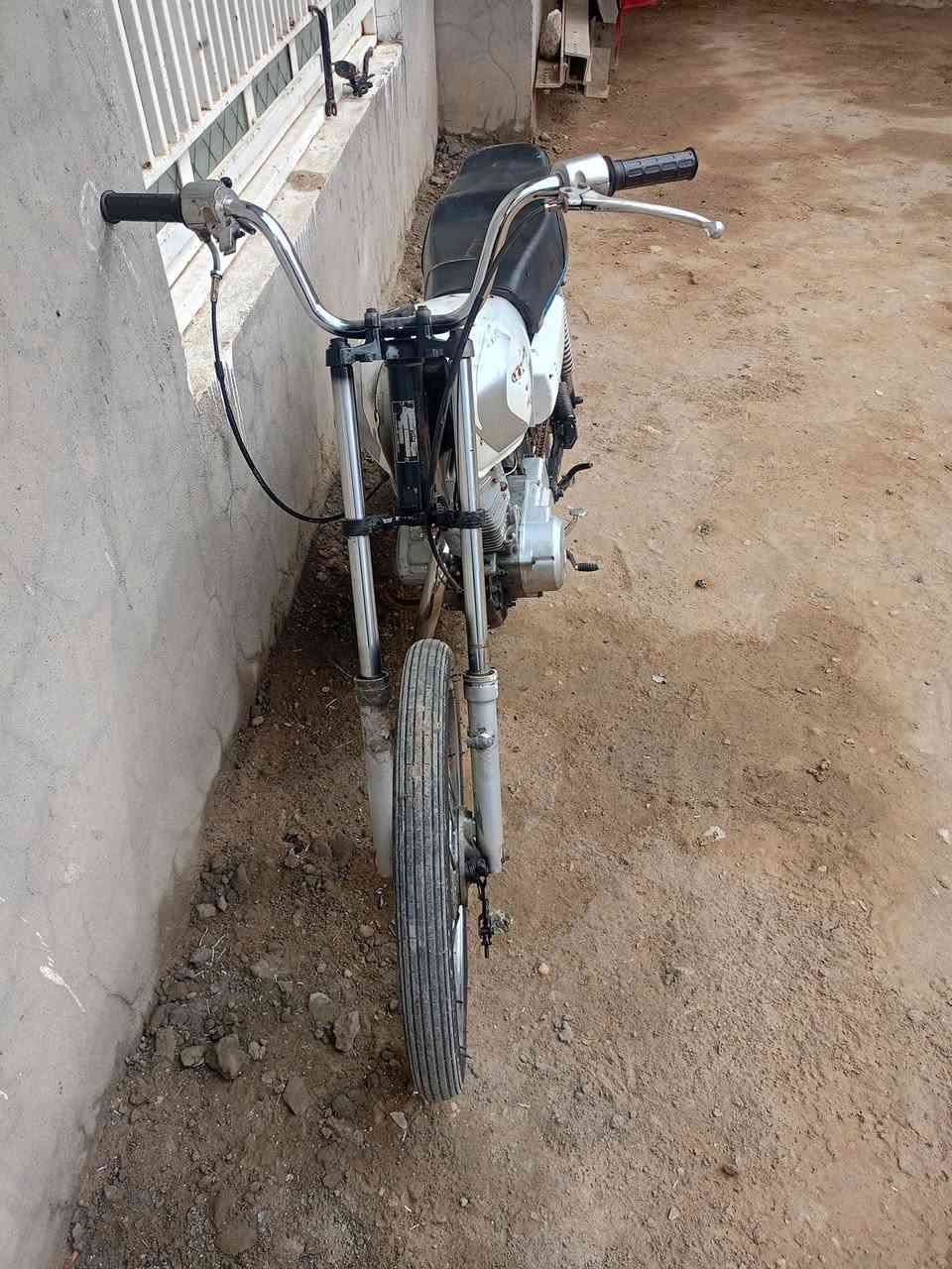 دراجه ارشه كلك مابيها شي ورقم الشاصي والبليته موجودات
عندك بس الستانه الـ 8 طاكه سعرها 250 وبيها مجال حك الجيه
مكاني طويريج شط ملاء خيرات 
الرقم:  ***********
