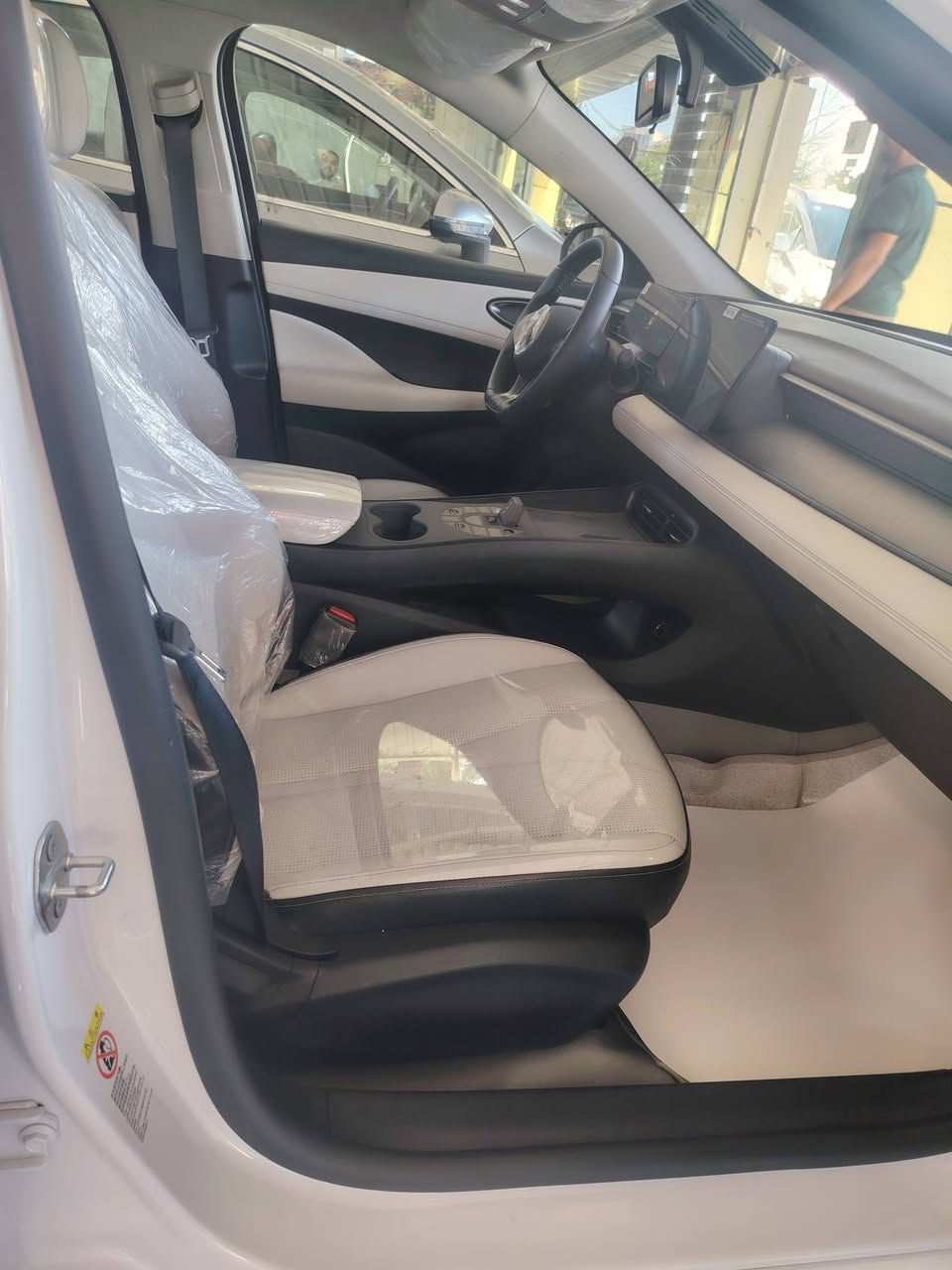 السلام عليكم
دستروير ٢٠٢٥ لون سلفر مميز جدا 
عداد المسافة //
HEV 8000
EV10000
كفالة من صبغ وبارد وتبديل بيها شخطين باب الصدر متبين بالصورة سيارة نصبتها تخبل وترايها زيرو مغلفة ارضية وصندوق تغليف درجة اولى وكل ملحقاتها كاملة 
السعر ١٩٥٠٠
سيل ٥ لون ابيض 
عداد المسافة //
HEV 3000
EV 5000
كفالة صبغ وتبديل بيها مكان صغير بالجاملغ bdr ورصعتين بالابواب جهة الصدر سيارة تخبل وداخلها والكشنات مغلفة تغليف احترافي ب ٣٠٠ الف وياها كاعيات تفصال 
السعر ١٩٥٠٠
الي تعجبة يتفضل لمعرض العبيدي الكريعات شارع المعارض وبي خير ويتدلل والي متعجبة يذكر الله بالتعليقات و يتابعني انزل مستخدم كل يوم ان شاء الله
رقم الهاتف ***********
