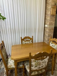 طاولة كلاسيك • ٤ مقاعد • بلا عيب