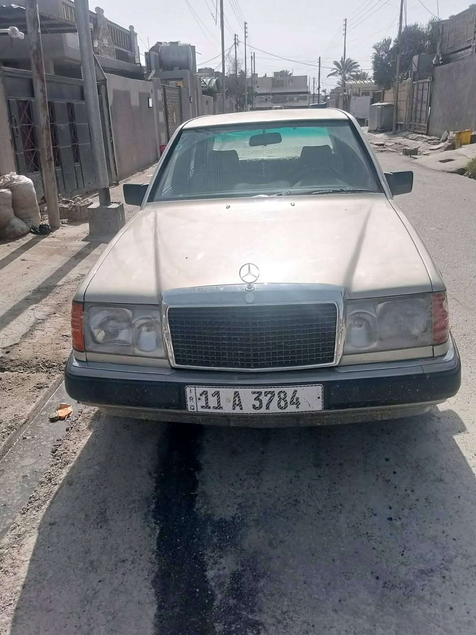 سلام عليكم 
مارسدس دب 
موديل 1990
رقم بغداد
محرك VVT مكفول جديد
كير مكفول جديد
سيارة بلادية 
مصبوغة بسبب جراد 
بدون حادث 
دبلات بلاد سيارة معنئ كلمة
تخم تأير جديد
صدر جديد 
دواخل جديد 
تجي وتشوف بعينك 
احلئ من صور 
العنوان بغداد 
سعر 60 وبيه مجال بسيط
رقم الهاتف ***********
