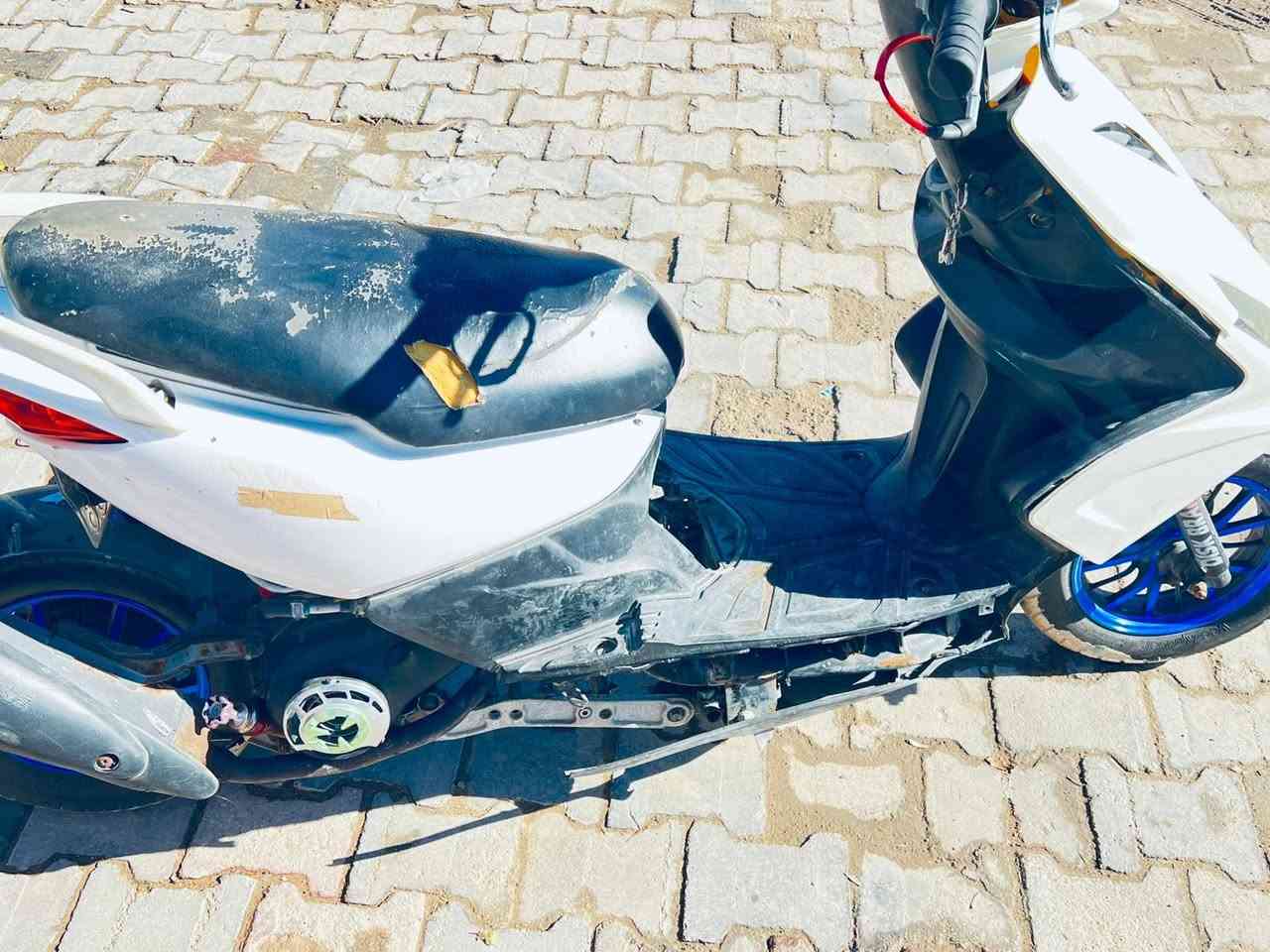 سلام عليكم حبايب هاي دراجه كدامك اني سويته بيدي من شاصي للدشبول كله خمس وخمسين مسويه بيدي كله اصلي  بس عوزه كفرات  فقط لا غير كله تزويد مثل ماموضح بصوره  السعر ب550 وبيه مجال حك جيه رقم ***********
