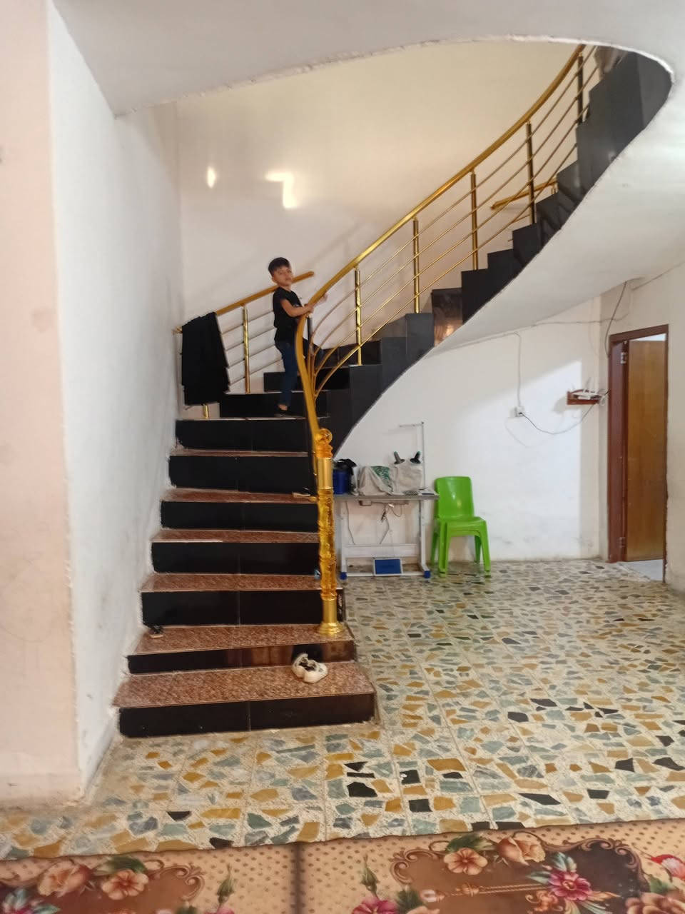 دار للبيع في حي الامير الاول المساحه ٢٨٠ متر طابو سكن  يشتمل على  غرف نوم عدد٢ + صاله كبيره + استقبال ٧×٤ +مطبخ + صحيات داخل وخارج يقع على شارع ٢٠متر مقابل بيت سيد جابر مخدوم بالماء والكهرباء  شارع تبليط ومجاري  الذي يرغب بالشراء يتصل على مكتب سيد إبراهيم الشرفي للعقار  على الأرقام  *********** ، ***********
