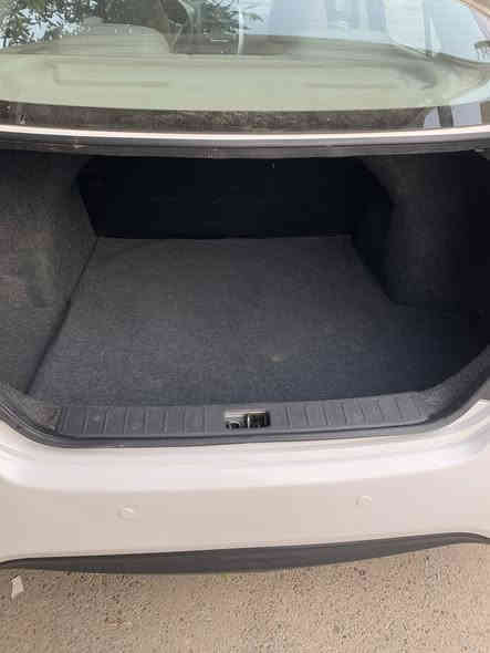 من رخصت مدير لكروب المحترم شباب السلام عليكم سني هندي موديل 20 ماشيه 54 حقيقي واستخدام شخصي بيها جاملغ والبنيد الجاملغ جهت السايق بيها خشم الشاصي شويه مسحوب  والجاملغ الخلفي بي اصبعين بارد تخم تاير البارحه شديته هوه والوياله جدد صدر جديد ارظيه جلد السياره مال جناي وربع متصرف عليها جاهزه للأخير رقم بابل بسمي السعر 110 وبيها مجال حك الجيه اي استفسار اتصال ع رقم *********** مكاني بغداد
