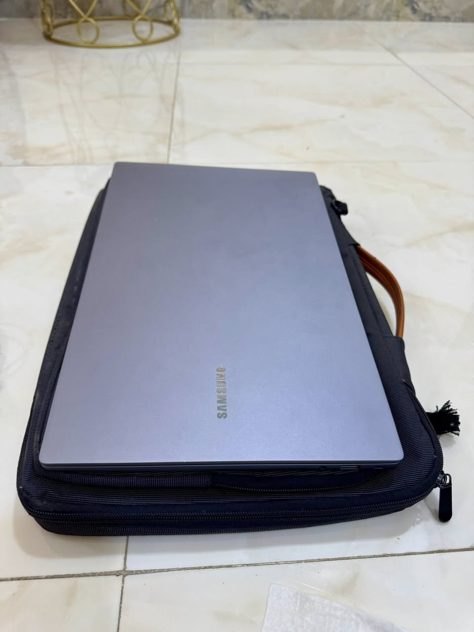 Samsung Galaxy Book 4 (180°) أوربي
السعر : 695 الف دينار، بغداد الدورة
المصدر: تم شراؤه شخصياً من فنلندا (الاتحاد الأوروبي). بمبلغ 699,99 يورو كما هو مبين في الصورة ( الوصل) سنة ٢٠٢٤/٩ ، بالدينار تقريبا: مليون و ٢٢٦ الف
 الحالة: مستخدم بشكل قليل جداً، وبحالة مصنعية سليمة تماماً
 المواصفات الفنية:
 الموديل الدقيق: Galaxy Book 4 (NP750XGK).
 المعالج:  Intel Core i5TM (الجيل الحديث - أداء سريع وموفر للطاقة )
 الذاكرة العشوائية (RAM): سعة 8 جيجابايت.
 الهارد (SSD): ذاكرة فائقة السرعة بسعة 512 جيجابايت NVMe.
 الشاشة: شاشة غامرة بدقة FHD وحواف نحيفة جداً مقاومة للانعكاس.
 لوحة المفاتيح: لوحة كاملة الحجم (تتضمن الأرقام الجانبية Numpad) بتوزيع أوروبي.

يفتح بزاوية 180 درجة كاملة، أي يمكنك بسط الشاشة لتصبح بمستوى لوحة المفاتيح تماماً على الطاولة.


**إذا كنت صاحب هذا الإعلان وتريد حذفه لأي سبب، رجاءا أرسل رسالة إلى الدعم الفني**