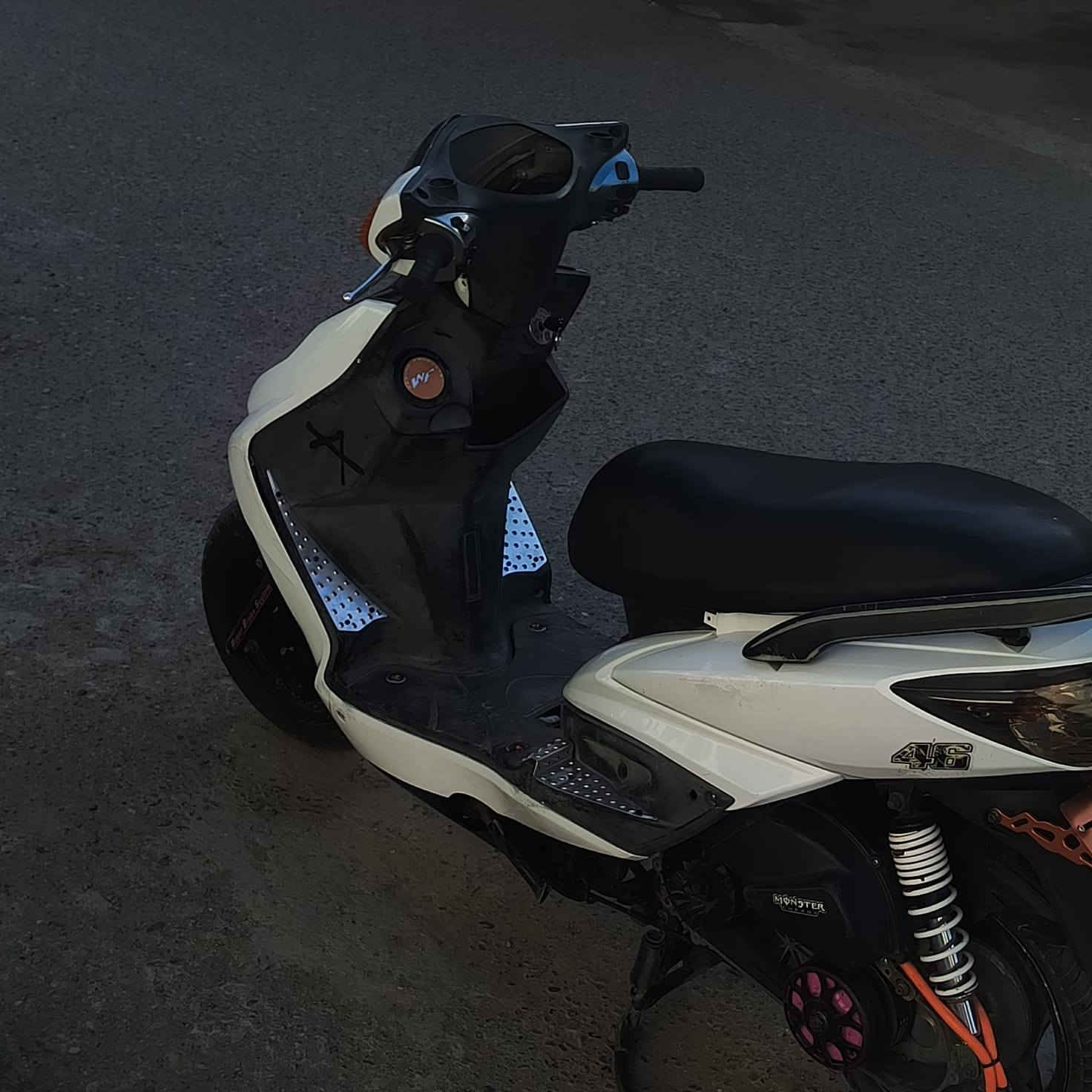 سلام عليكم دراجه سكنس فحل 2012 للبيع دراجه نضيفه وخير من الله كلجات امامي خلفي WF صارنصه رياضي  ام الوزه كور رياضي محفور بوشه بلاديه  و دراجه مزوده تاخذها عل شلعه و معدل ... مكاني بغداد *********** بي مازنجر و واتس
