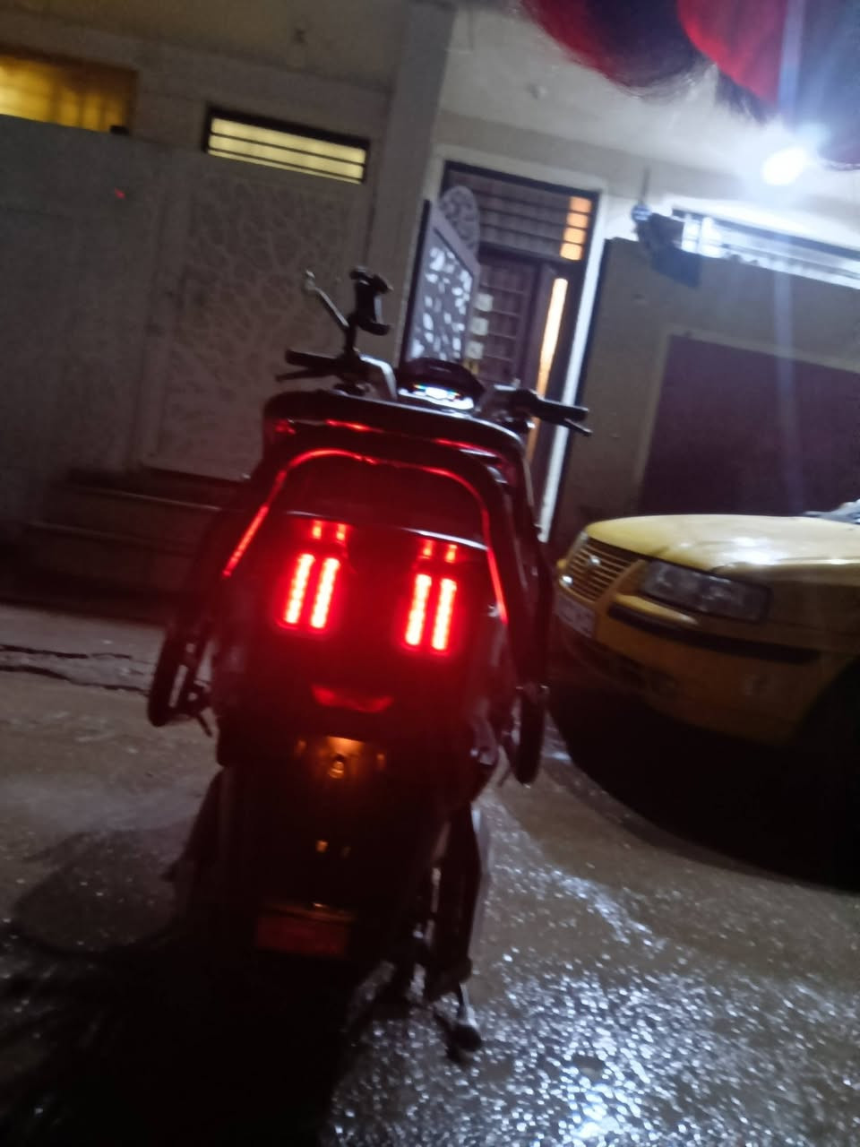 السلام عليكم دراجة شحن كهربائية للبيع
الدراجة حلوة ونضيفة كهربائياتها كلها شغالة لايت عالي ناصي دبل اشارة سرعة حقيقي 80 البطاريات 6 مصطرة كبير 
تمشيك بالشحنة الوحدة من 60_70 كيلو حقيقي الدراجة تجي مدرعة بالكامل بس بيها الدرع الامامي مضروب ومشيول من مكانة والكفر الامامي مكسور مثل ما موضح السعر 700 وبيها مجال 
*********** رقم الواتساب متواجد 24 ساعة
