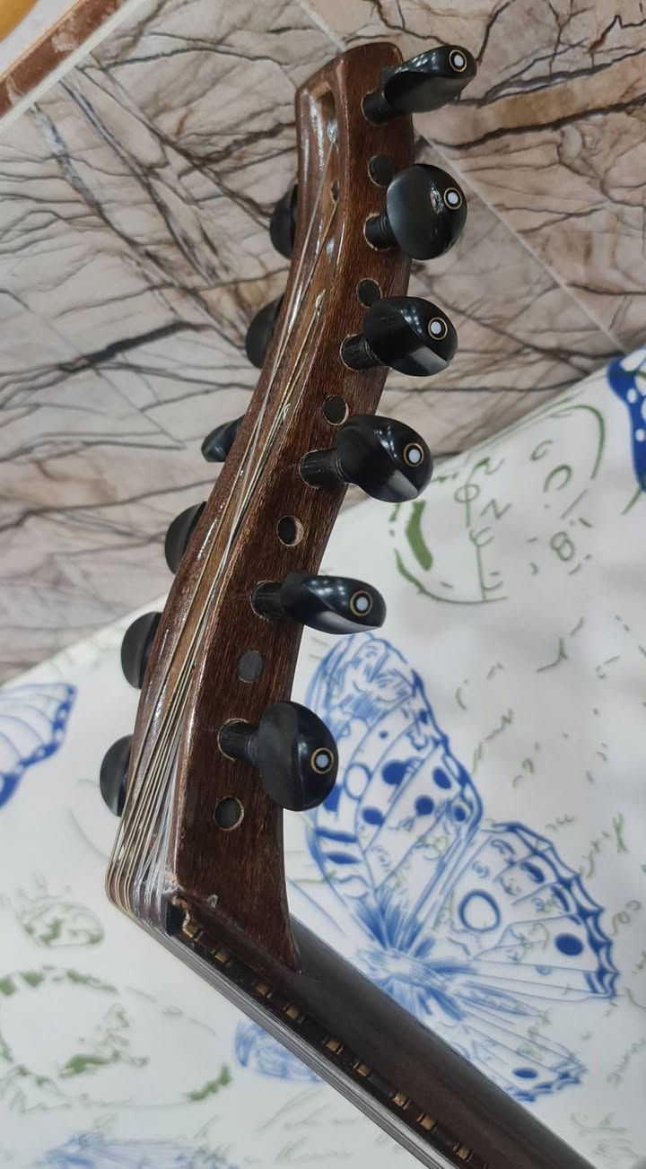 سلام عليكم للبيع عود سوري زرياب فصال عراقي مسطره وحليه وغزاله سيسم + مفاتيح ابنوس للاستفسار الاتصال على الرقم يوجد واتساب ***********
