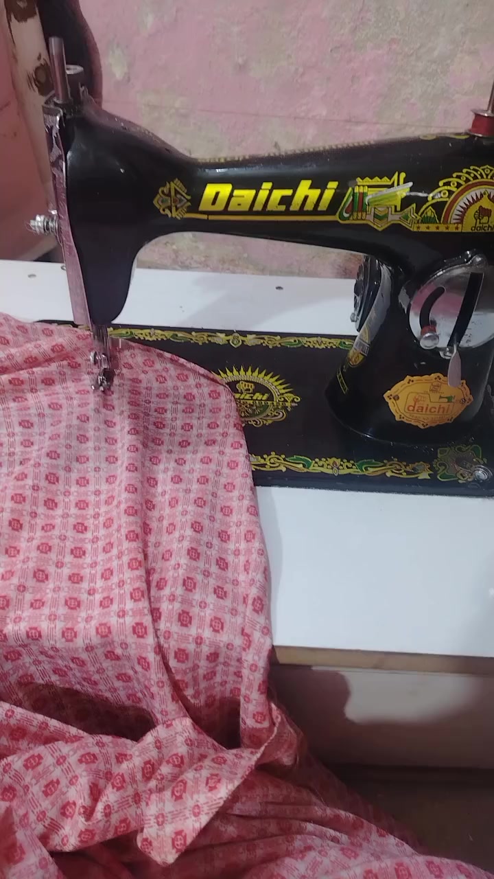 مكينه اللبيع جديده بالجيس ماصار ٥اشهر من مشتريها مداخله تصليح ابد وخياطها يجنن هيه والميز مالتها سعرها ١٠٠ الشراي يتصل على ***********
