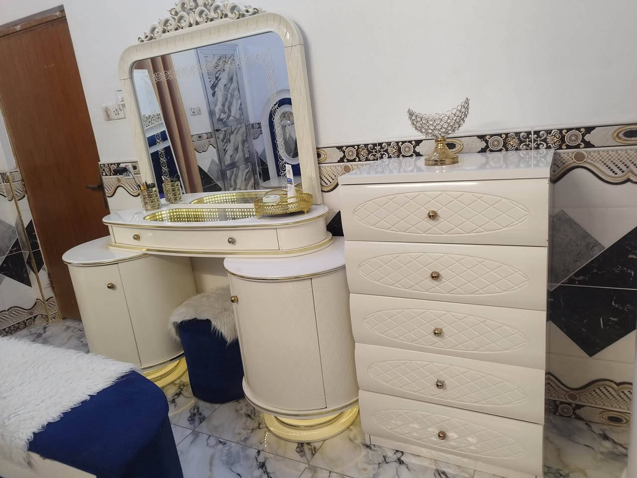 غرفه تركيه ملكيه صبغ حراري كله بلوك خشبه ثكيل نضيفه  مكانه بغداد للاستفسار على ستان على رقم‏‪***********‬‏
