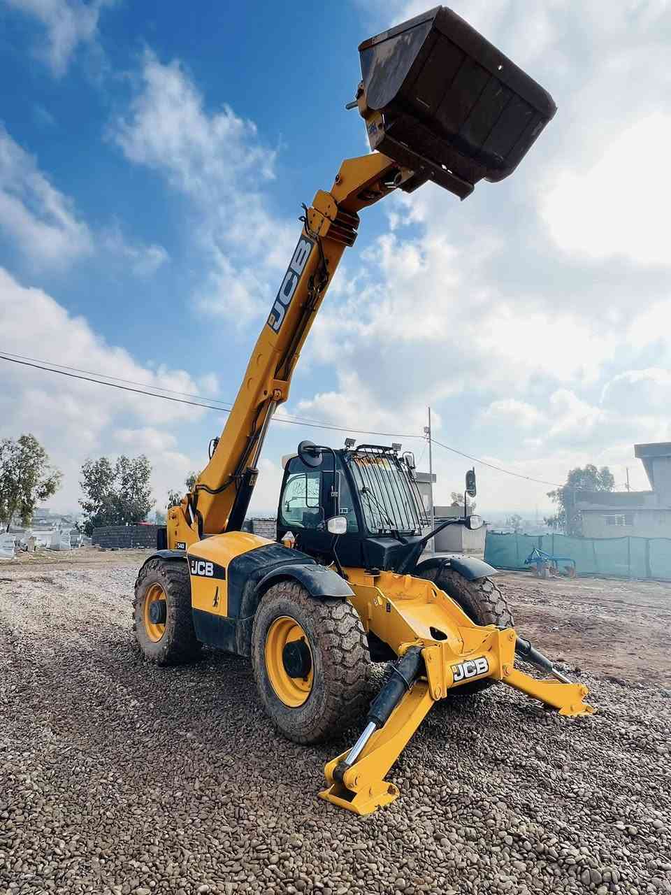 للبيع رافعه شوكىه 2007ره قه م وسنويه بغداد جديد14متر تبريد و سوبر حجم تايات 25جاهز للعمل مكان اربيل ***********
