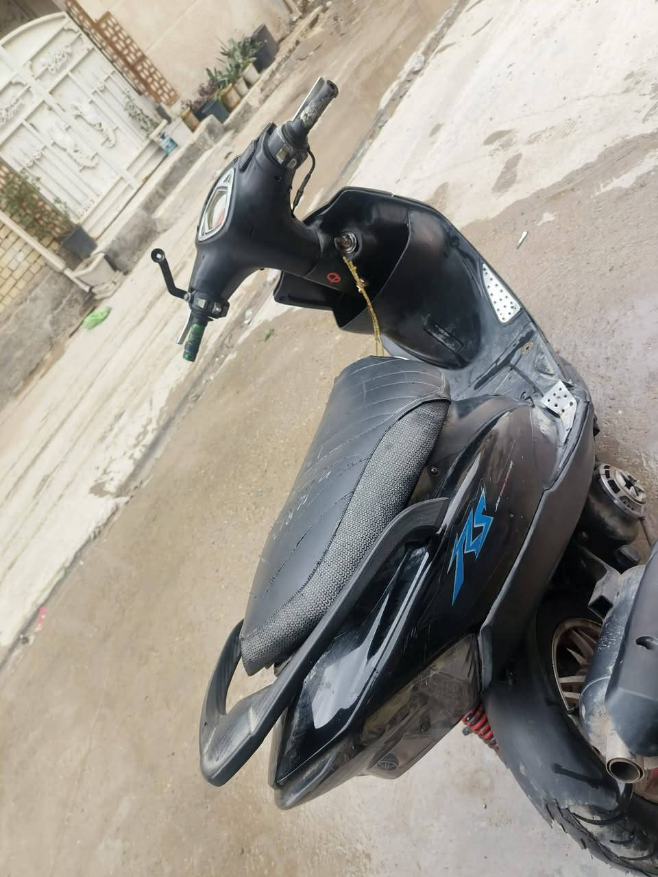 ماكس عدله نضيفه وحلوه فقط بيها چبنه طاكه وعوزها لايت امامي دراجه تخبل 500 وبيها مجال ممتواجد ع الفيس
اتصل *********** بغداد حي اور
