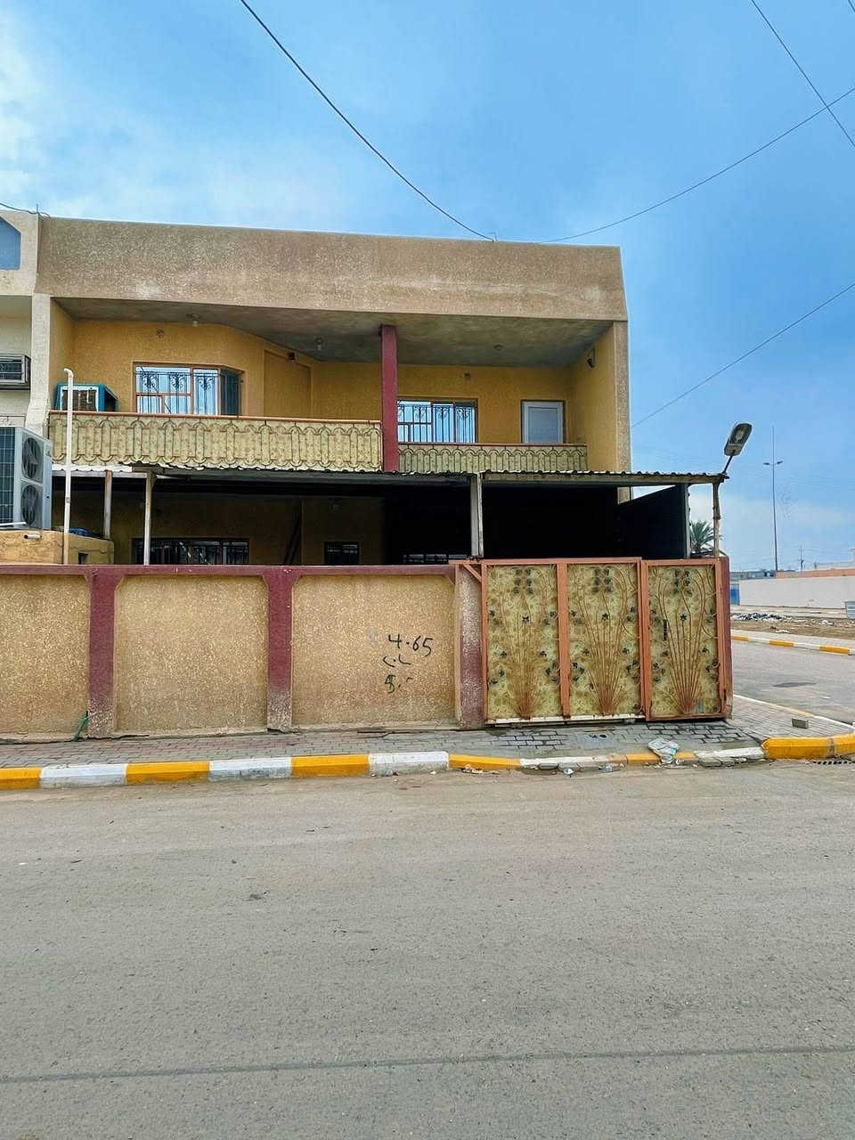 السلام عليكم  دار للبيع الموقع  خلف مطعم تعز يمن  مقابيل المحطه الكهرباء الفرنسيه   طابو صرف  مساحة دار ١٥٠ متر  ركن يطل على منطقة خضراء يحتوي الدار

الطابق الأول 
 كراج سيارة استقبال هول غرفة نوم صغيرة صالة مفتوحه على المطبخ مع الدرج

الطابق الثاني 
غرفتين نوم   و حمام ومخزن

رقم الهاتف :***********
               :***********
