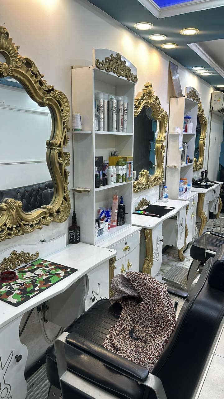 السلام عليكم ديكور حلاقه كامل
 ميز عدد٣.   
مرايه عدد٣.    
باترينه عدد ٢ 
كلش نضيفات سعر مناسب مكاني بغداد  الكرخ 
استفسار اكثر اتصال ***********
