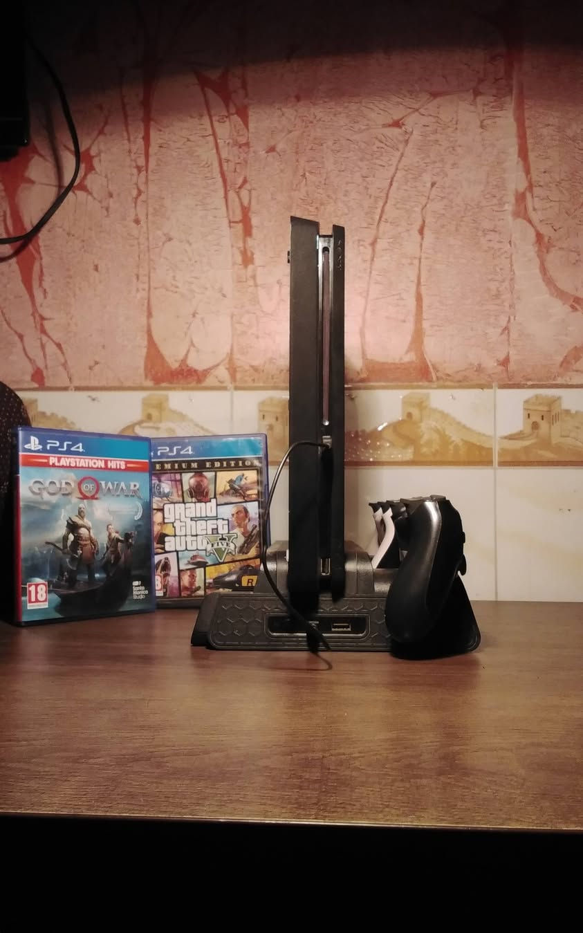 جهاز(Playstation 4 Slim)
مهكر نظام 12.52
مامفتوح كما موضح بالصور ويا(DUALSHOCK) اصلي و (DUALSHOCK) تجاري 
ويا العاب 
God of war Raganrök مع الاضافات عدا  Valhala
FC25 مع اضافات التعليق العربي والترجمة العربية 
RE4 Remake  مع جميع الاضافاة والتوسعات 
الالعاب داخل الجهاز وليس نسخ فيزيائية
سلك HD و Power 
ملاحظة: لعبة God of war  و Grand Theft Auto 5 مو من ضمن الجهاز لان انباعن 
السعر:  325,000دينار عراقي 
عندك اي استفسار تعال خاص هلا بيك.


**إذا كنت صاحب هذا الإعلان وتريد حذفه لأي سبب، رجاءا أرسل رسالة إلى الدعم الفني**