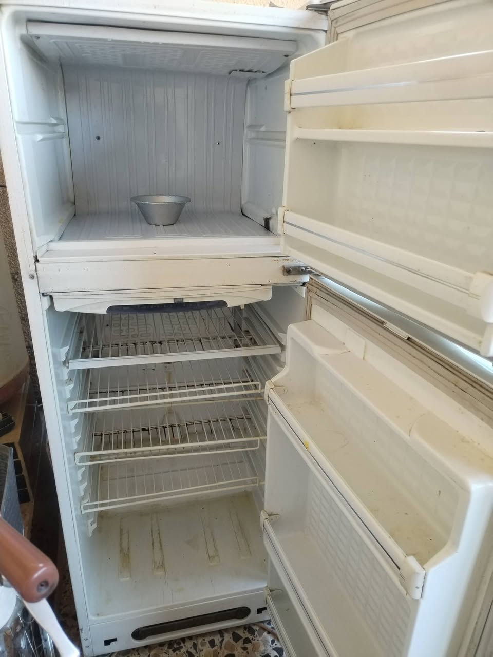 ثلاجة كونكورد لبناني باب اول شغاله وعالفحص وشرط النظافة والتجميد سعرها ١٤٠ الشراي رقم اهلها *********** مكان فلوجة
