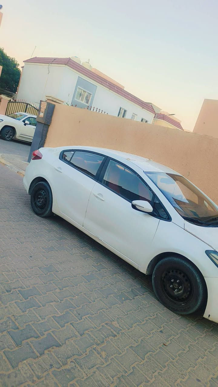 السلام عليكم
سيراتو 17بيهه باب السايق صبغ
وحالوب سياره نضيفه تبريد تتفئه وحلوه مال شغل عل باب الله
السعر 113رقم هاتف ***********
