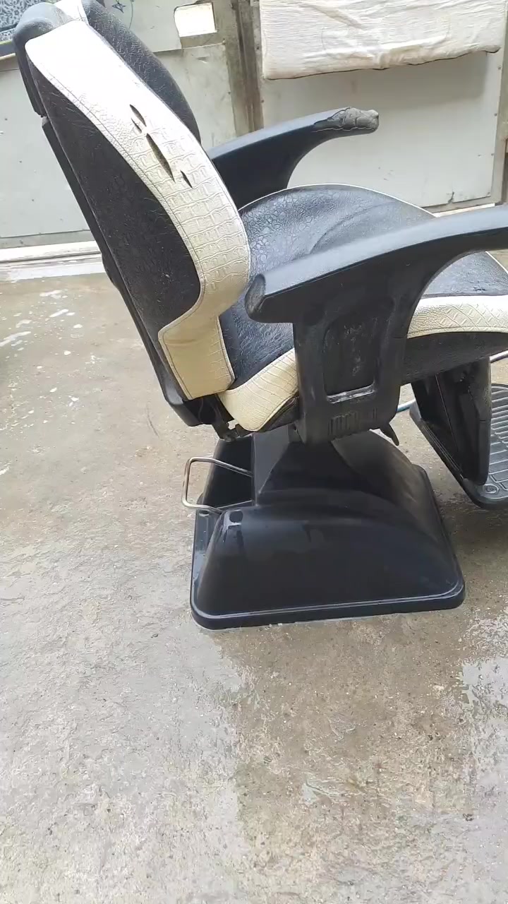 سلام عليكم شباب كرسي حلاقه شيروكي جك كامل  بي باليده ضربات والصفحة مال الضهر مثل ماواضح مكاني حي الفرات قرب مطار بغداد الدولي السعر ٢٠٠ الف


**إذا كنت صاحب هذا الإعلان وتريد حذفه لأي سبب، رجاءا أرسل رسالة إلى الدعم الفني**