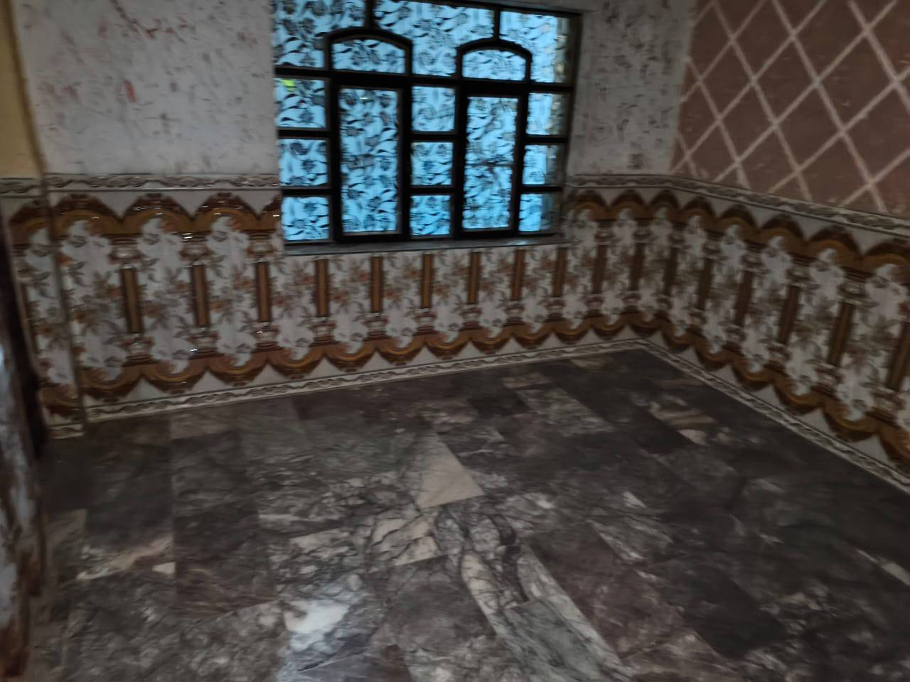 نص قطعة للبيع فقط فارغة 80 متر مقسومة من الركن الشعلة قطاع الخامس خلف مطعم الحجي بفرع طابق واحد الواجهة 10 متر  غرفة وستقبال او مطبخ او حمام داخلي وخارجي بناء مسلح ‏‪***********‬‏
