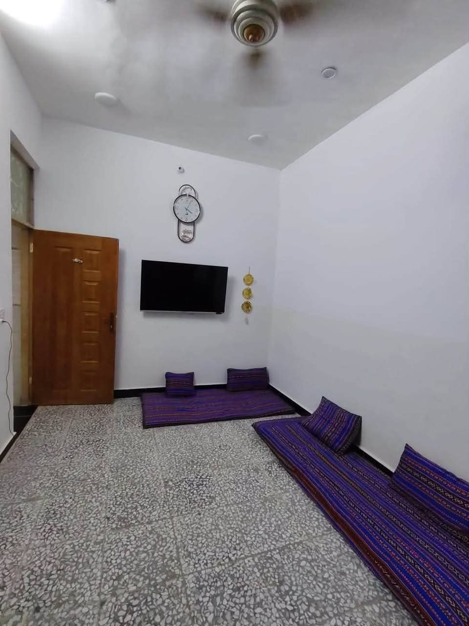 السلام عليكم بيت 75 متر ركن منطقة رئاسة الوزراء الاولى كامل خدمات ماء مجاري تبليط ….عالشارع العام يتكون من استقبال و3 غرف نوم وصحيات عدد 3 بناء 2026 بالاضافة الى تشجير …
السعر والتفاصيل الاتصال فقط ***********
