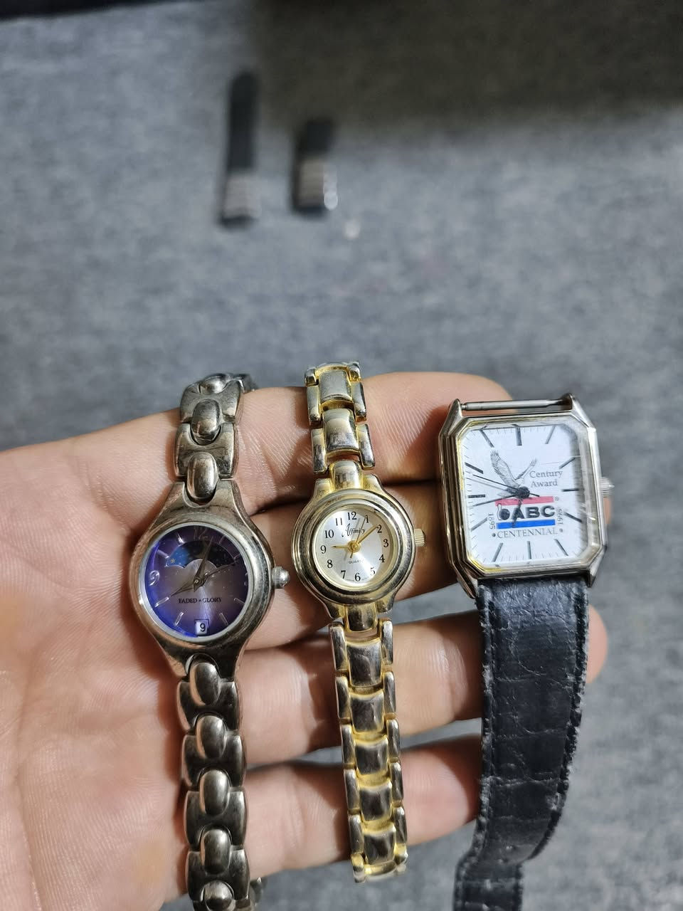 مجموعه ساعات رجالي ونسائي بطاريه وبيهن ثنين نصب تكويك البطاريه بيهن الشاغال وبيهن يحتاج بطاريه كم قطعه
سعرهن 100الف


**إذا كنت صاحب هذا الإعلان وتريد حذفه لأي سبب، رجاءا أرسل رسالة إلى الدعم الفني**