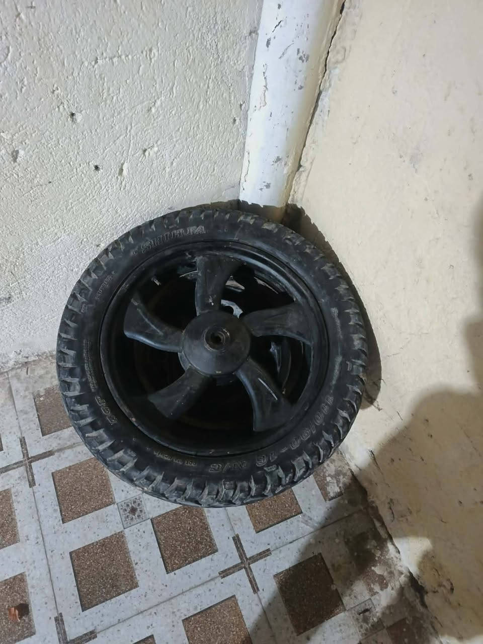 السلام عليكم شباب ٣تايرات البيع سعره ٦٠ وبي مجال قليل ***********
