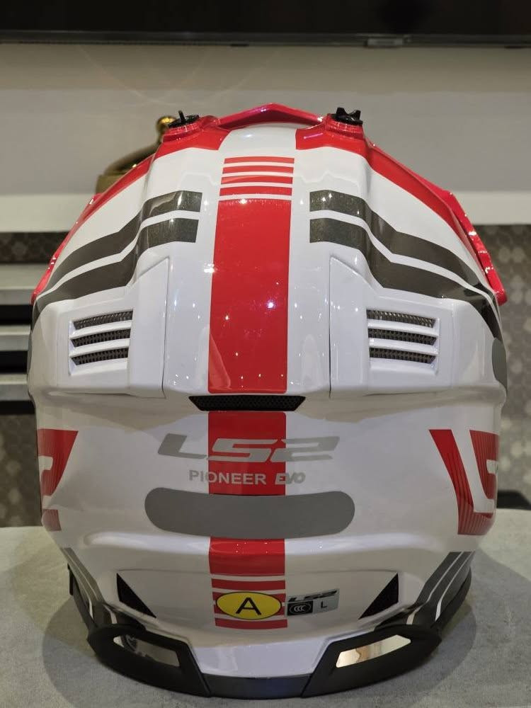 إحدى الخوذات التي أبيعها مع ضمان من ماركة LS2، وقد وضعت عليها رمزًا شريطيًا. يمكنك التواصل مع الشركة عبر WeChat للتأكد من أصالة هذه الخوذة، وهي متوفرة بمقاسات من L إنه ليس رخيصاً *********** السليمانية, العراق
