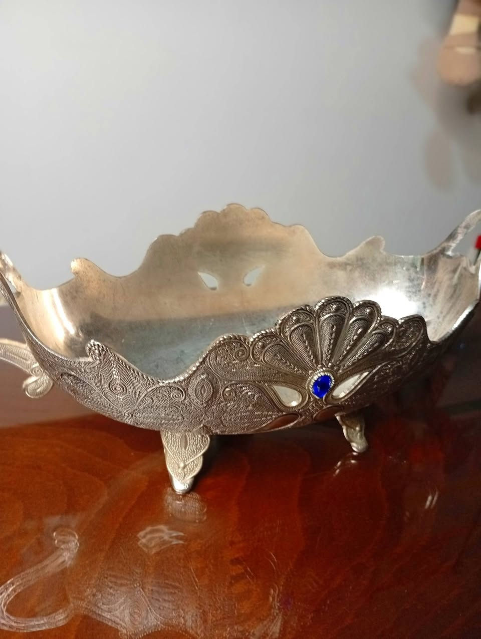 للبيع.. تحفة فنية عريقة لعشاق الفخامة والأنتيك ⚜️
طبق تقديم وتزيين فضي (Silver-tone Serving Dish) بتصميم ملكي باروكي ساحر، مرصع بفص أزرق لافت في المنتصف، مع مقابض أنيقة وأرجل مزخرفة تزيد من فخامته.
📐 المقاس: العرض 33 سم.
✨ الحالة: ممتازة جداً (حالة المعرض) وبدون أي عيوب.
قطعة استثنائية تناسب أصحاب الذوق الرفيع وجامعي المقتنيات النادرة.
📥 للتواصل ومعرفة السعر: يُرجى إرسال رسالة خاصة أو ترك تعليق.


**إذا كنت صاحب هذا الإعلان وتريد حذفه لأي سبب، رجاءا أرسل رسالة إلى الدعم الفني**