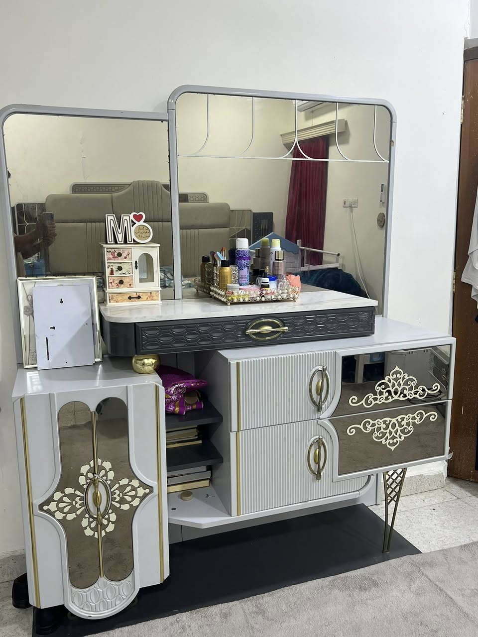 السلام عليكم، غرفة تركية مستخدمة للبيع
تفاصيلها.. الغرفة 8 قطع نظافتها فول و حجمها جدًا كبير ولونها ابيض ورصاصي ، اولًا الكنتور 6 بيبان عمقه كلش حلو و واسع ، ثانيًا الچرباية تاج كلش چبير وضخم ونازك وبيها مخزن واسع ممكن يتخزن هواي غراض ، ثالثًا كومديات على طرفي الچرباية يحتوي كل واحد على جرار واسع وبيهن اضاءة ، رابعًا ميز التواليت ضخم وبي تفاصيل كلش لطيفة مع جرارات وكومدي واسع وتخزين اسفل الجرارات ، خامسًا مراية طولانية ارتفاعها مترتين مع جرار واسع وأيضًا بيها اضاءة ، سادسًا الطابورية ، سابعًا ميز جرارات او جزامة يصلح لتخزين الاحذية او ممكن يستفاد منه بتخزين ملابس اطفال او غيرها .


**إذا كنت صاحب هذا الإعلان وتريد حذفه لأي سبب، رجاءا أرسل رسالة إلى الدعم الفني**