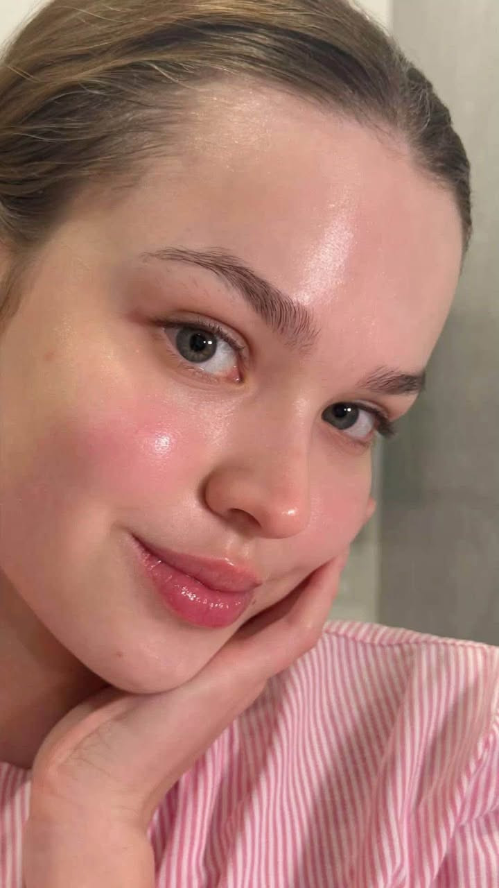 The Ordinary Glycolic Acid 7% Exfoliating Toner.

إليك نبذة بسيطة عنه:

* ✨ الوظيفة: تونر مقشر يحتوي على 7% حمض الجلايكوليك، يساعد على إزالة خلايا الجلد الميتة وتجديد البشرة.
* 🌿 الفوائد:
    * يمنح البشرة إشراقة ونضارة.
    * يخفف مظهر التصبغات وآثار الحبوب مع الاستخدام المنتظم.
    * يساعد على توحيد لون البشرة وتحسين ملمسها.
* 🕒 طريقة الاستخدام: يُستخدم مساءً فقط بعد غسل الوجه، بواسطة قطعة قطن، مع تجنب منطقة العينين.
* ☀️ مهم: يجب استخدام واقي شمس صباحًا أثناء فترة استخدامه، لأن البشرة تصبح أكثر حساسية للشمس.
* 📅 عدد مرات الاستخدام: ابدأ به مرتين إلى ثلاث مرات أسبوعيًا، ثم زد الاستخدام تدريجيًا إذا كانت بشرتك تتحمله.
* ⚠️ غير مناسب للبشرة المتهيجة أو التي تحتوي على جروح، ولا يُنصح باستخدامه في نفس الليلة مع مقشرات أخرى أو الريتينول

يوجد توصيل الى جميع محافظات العراق 

….


**إذا كنت صاحب هذا الإعلان وتريد حذفه لأي سبب، رجاءا أرسل رسالة إلى الدعم الفني**