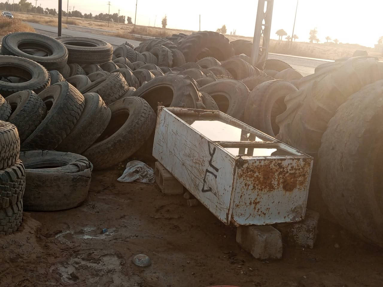 تايرات مستهلكه للبيع الكميه شي تغريبي 250تاير الاستفسار أكثر يرجي الاتصال برقم ***********
