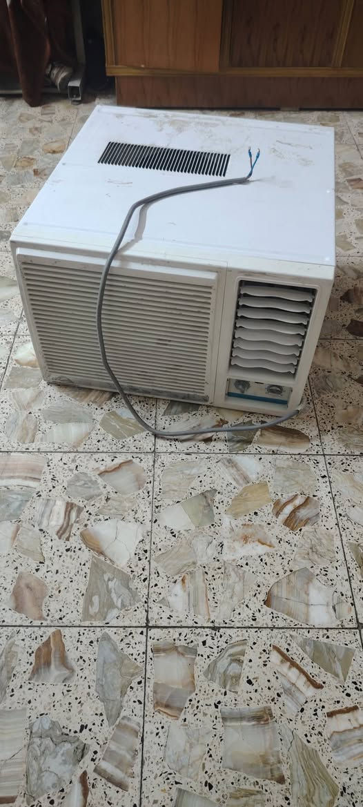 سلام عليكم مكيف طنين يشتغل بس فان للبيع سعره 150 عنوان مدينة الصدر هاتف ***********
