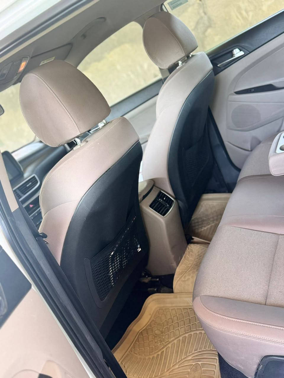 ✨️ تـوسـان خـليـجـي أربـيـل ✨️
الشكل المرغوب 
(وكالة / تحويل موجود)

🚘 موديل 2021
📌 يوجد ملاحظات ( بالسونار موجود في المنشور )

مواصفاتها 🔥
❄️ تبريد قطعتين ثلج
💺 كرسي السايق والراكب كهرباء
📺 شاشة + أبل كار بلاي + نفكيشن + كامره
📡 حساسات أمامية وخلفية
💡 لدات نهارية ولايت خمس عدسات ثلجي زنون
🪞 مرايات قلابة كهرباء وتفتح بمجرد الاقتراب من السيارة
✨ يـدات البيبان نيكل
🔑 بصمة + ريمونت + بصمة أبواب
⚙️ أنظمة قيادة (عادي / اقتصادي / سبورت)
🎛 تحكم ستيرن جهتين
🛣 مثبت سرعة
📱 شاحن وايرلس

🚗 السيارة فول كلشي بيها عدا الفتحة
✨️ السيارة جديدة جداً وعلى وضع الوكالة

📍 المكان : (واسط الصويرة)
للاستفسار اكثر 
📞 الرقم : ***********
              :***********
