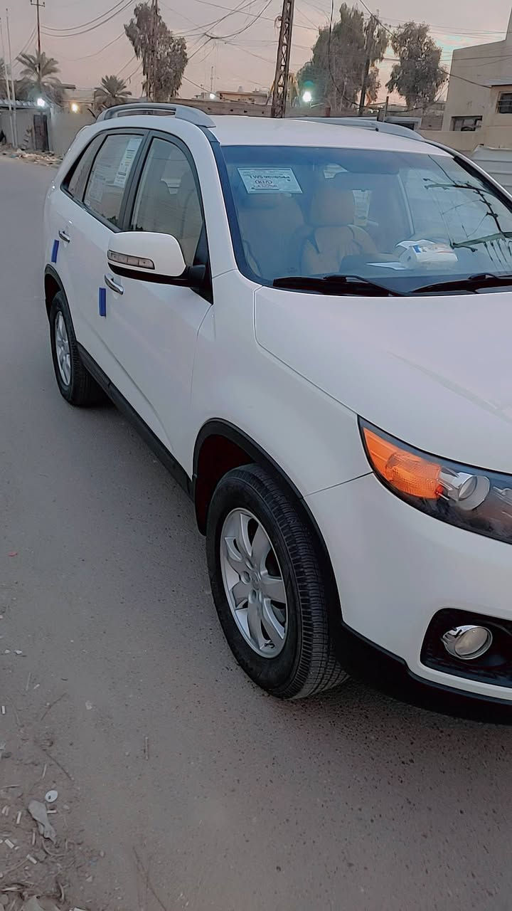 السلام عليكم ورحمةالله                                                 للبيع كيا سورنتو رقم شمالي الاماني الجديد بأسمي تريد تحويل تريد وكاله موديل 2013  سياره مكفوله من البارد والصبغ حتى دعاميات وصورت سونار مرفقه   مكفوله سياره وضع وكاله وسيرفس  كامل وجديد جدا  وبشرط السونار مرفق مع الصور وتصوير فديو كامل للسيارة بالمنشورر
الموصفات 
محرك 4 قتصادي نظام ايكو                                            7 راكب 
تحكم ستيرن تبريد                                                   شاشة ايباد
اشاره با مرايه                                                             مري شفط.  
مثبت سرعه                                                       حساسات خلفيه 
مكان السيارة بغداد 
سعر المطلوب 149 وبيها مجال بصيط
الاستفسار  
***********  فقط بيع بدون مراوس
