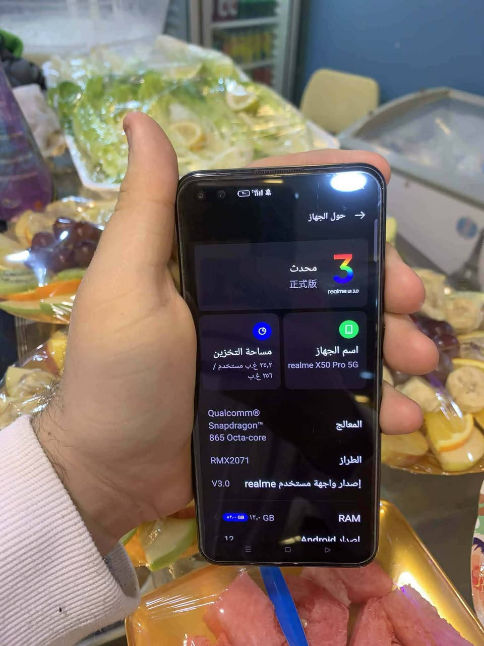 مواصفات Realme X50 Pro :-
ابعاد الموبايل 159×74.2×9.4 مم مع وزن 207 جرام
تصميم الهاتف من الزجاج مع فريم الومنيوم وطبقة حماية Gorilla Glass 5
الهاتف يدعم تركيب شريحتين إتصال حتى الجيل الخامس ولا يدعم تركيب كارت ميموري
شاشة سوبر اموليد بحجم 6.44 بوصة بدقة 1080×2400 بيكسل وبجودة FHD+ مع كثافة بيكسلات 409 بيكسل لكل بوصة وابعاد 20:9 والشاشة تدعم معدل تحديث 90 هيرتز وتدعم ايضًا HDR10+
طبقة حماية على الشاشة من نوع Corning Gorilla Glass الجيل الخامس
معالج كوالكوم سناب دراجون 865 ثماني النواة وهو أفضل معالج رائد حاليا بتكنولوجيا 7 نانو ميتر وبقوة تصل الى 2.84 جيجا هيرتز مع معالج رسومي Adreno 650
مساحة تخزين 256 جيجا مع 12 جيجا رام والذاكره نوعها UFS 3.0 والرام من نوع LPDDR5
كاميرا خلفية رُباعيه بدقة 64 ميجا بيكسل بفتحة عدسة F/1.8 بمستشعر سامسونج GW1 وبدقة 12 ميجا بيكسل بفتحة عدسة F/2.5 وهي Telephoto لعمل زوم 2X بدون فُقدان تفاصيل، والثالثه بدقة 8 ميجا بيكسل بفتحة عدسة F/2.3 وهي Ultra Wide للتصوير العريض، والكاميرا الرابعه بدقة 2 ميجا بيكسل بفتحة عدسة F/2.4 ..سعره 300 جهاز عالمي شراي يتفضل خاص واتساب ***********
