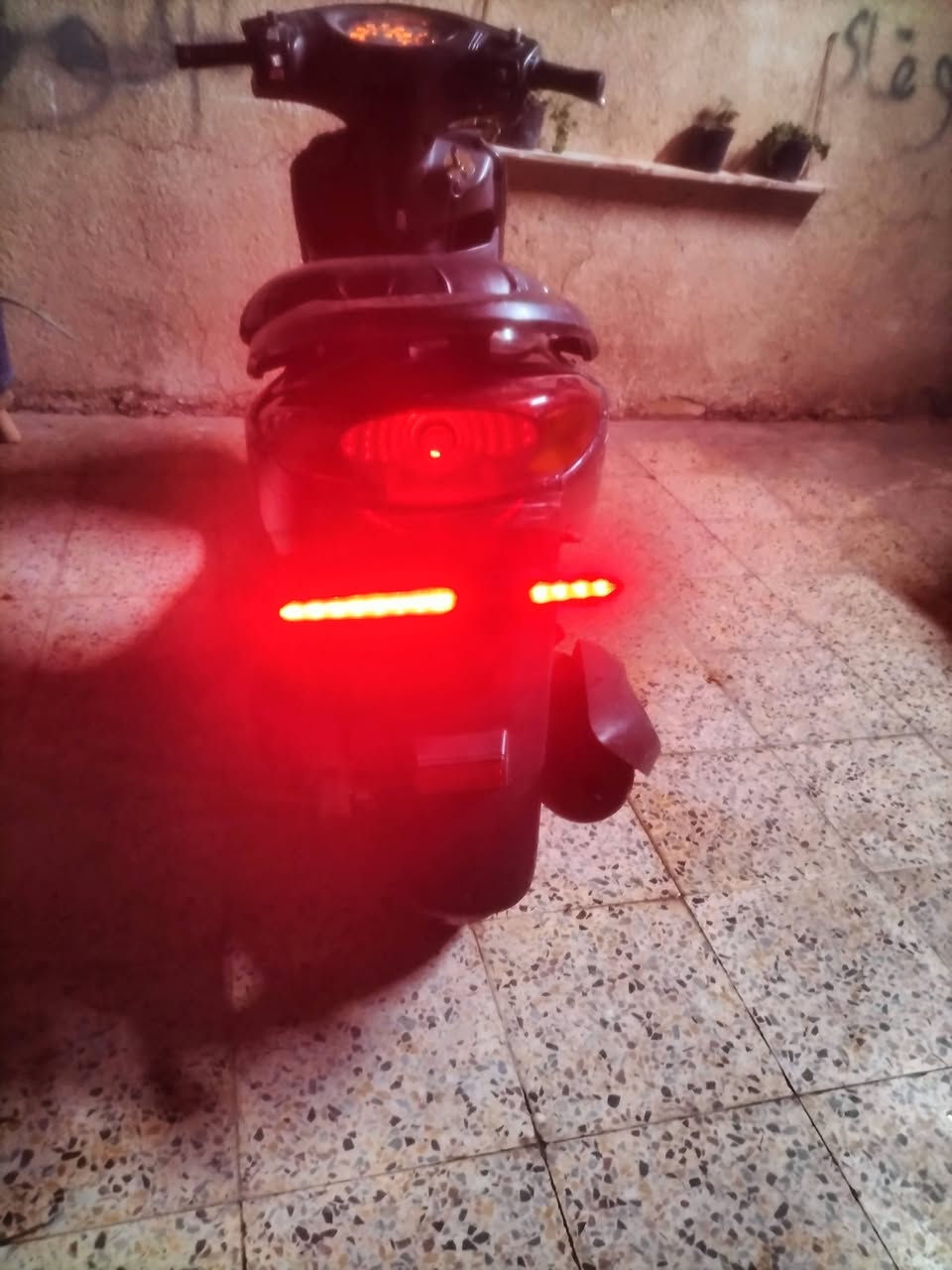 السلام عليكم دراجة بريز للبيع دراجة حلوة ونضيف شغالة نكرة سلف وهندر مكينة ناعمة كهربايات كلهة شغالة دبلات شغلة مكينه كلة بلادية 
مكاني الغزالية سعر 350 اوبيهة مجال رقم ***********
