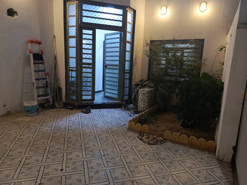 بيت للبيع في ابي الخصيب عويسيان جهة المدارس مقابيل مركز شرطة البراضعية قرب علوة الكوفة وقف سني اصولي وجاري التحويل بأسمي بناء حديث سنة 23 مساحة 156 متر يحتوي على حديقة وكراج وديوانية وصالة ومطبخ وغرفتين وحمام مع بيتونة واسعة كمخزن وغسيل ملابس السعر المطلوب 110 مليون قابل للتفاوض علمأ السعر شامل المطبخ وبعض الملحقات من الاثاث حسب الاتفاق للاستفسار *********** البصرة, العراق
