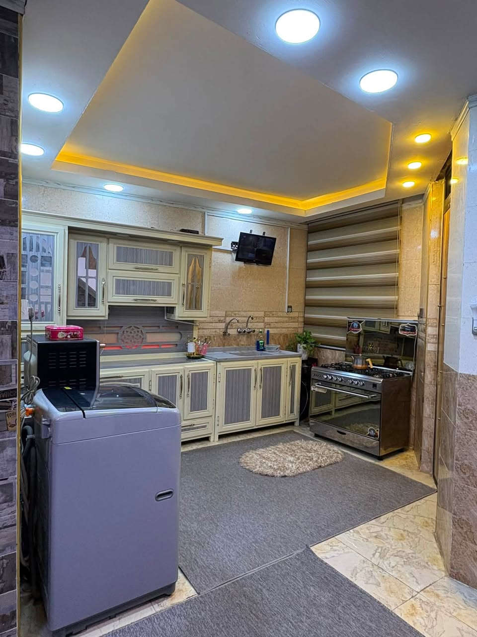 السلام عليكم بيت مساحة 100 م  6.60 * 15  طابقين  الموقع  على طريق الرستمية السده مقابيل اسواق حسون 
الاتصال على الرقم ***********
