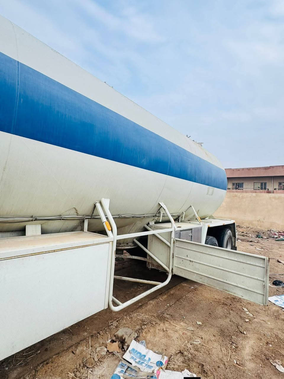 سايلوات مشتغللين بيهم علنفط ابيع هذا الموجود تايرات نظاف جوبلسات منظومات هواء وكهرباء بحالة جيدة مكائن موجودات مالتهن  سعر السايلو قفل 35ورقة الواحد منهم مكاني بصرة قرب ساحة سعد 
الشراي يتصل على الارقام التاليه ***********
***********
***********
