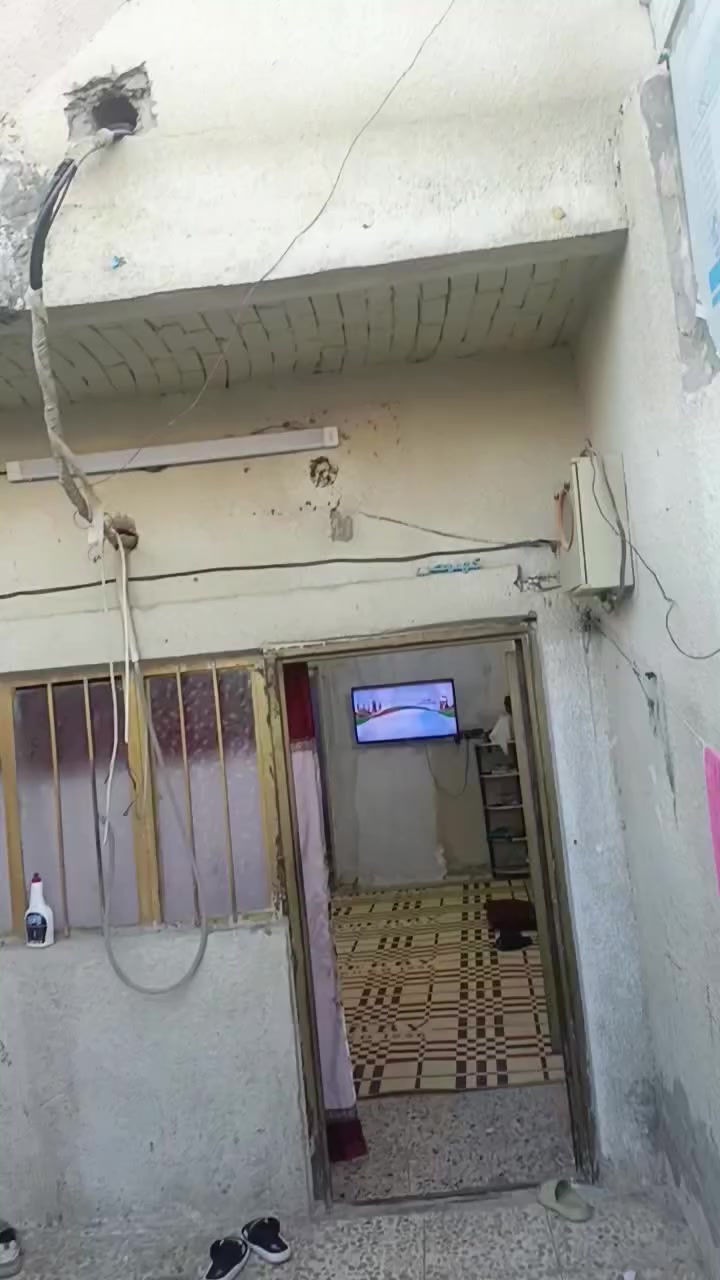 السلام عليكم ورحمة الله وبركاتة  بيت لبيع مدينة الصدر حي الصدرين الصيانه تجاوز قابله لتمليك 
البيت 70متر الشوارع مقرنص ومجاري وكهرباء  كامل الخدمات بيها المنطقه مقابيل ملعب المدينه قرب بيع المباشر المعارض قرب سوق الاولى  كل خدماتك موجوده 
البيت بي قليل ترميم حسبت مليونين  يكمل  
السعر 45 مليونين   رقم الهاتف 
‏***********‬‏
