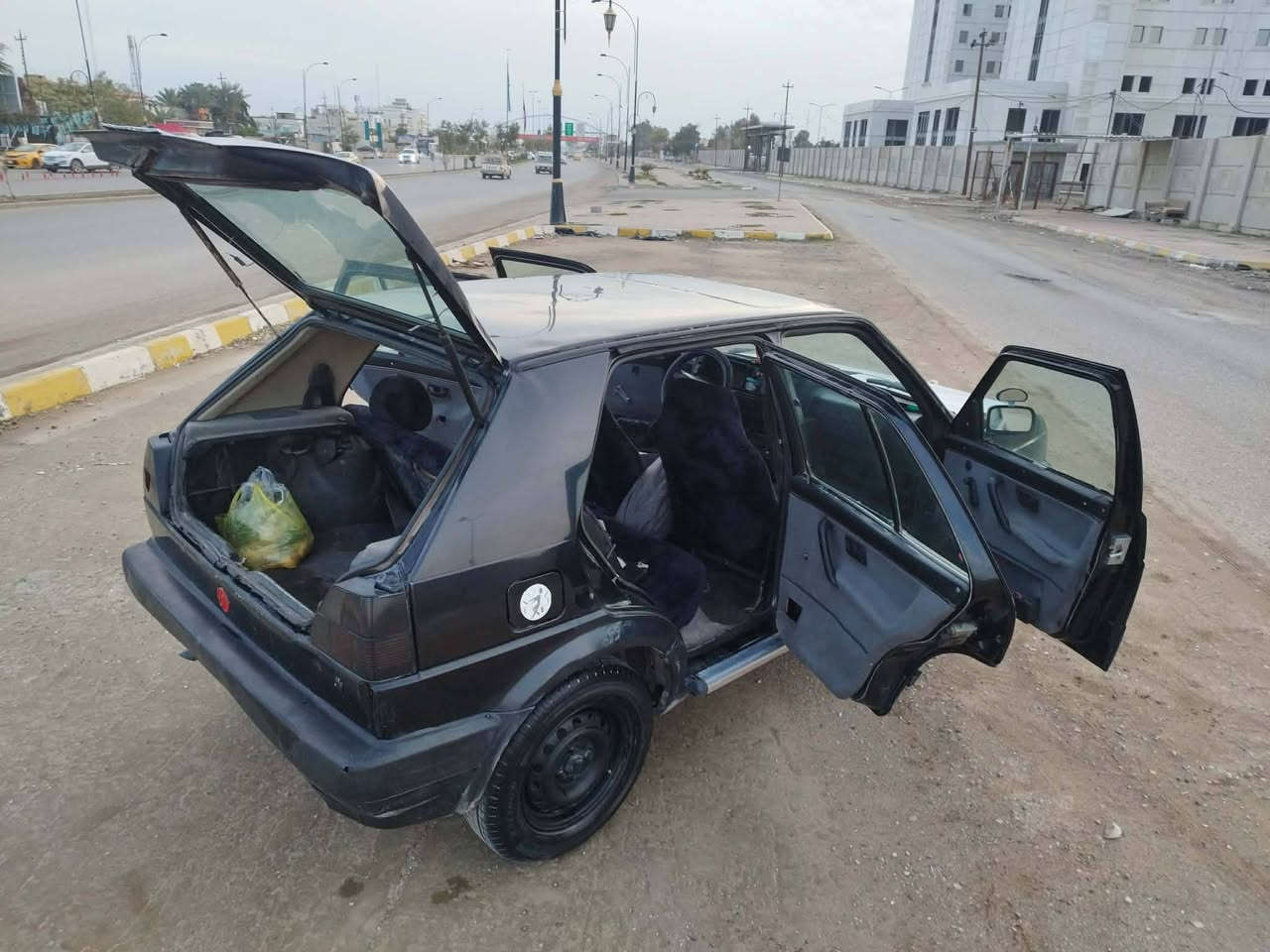 السلام عليكم عندي سياره كولف موديل 1990 تايرات جديد كير مكينه بشرط بطاريه جديد شرطه  تحويل شراي يخابر أو رقم ***********
