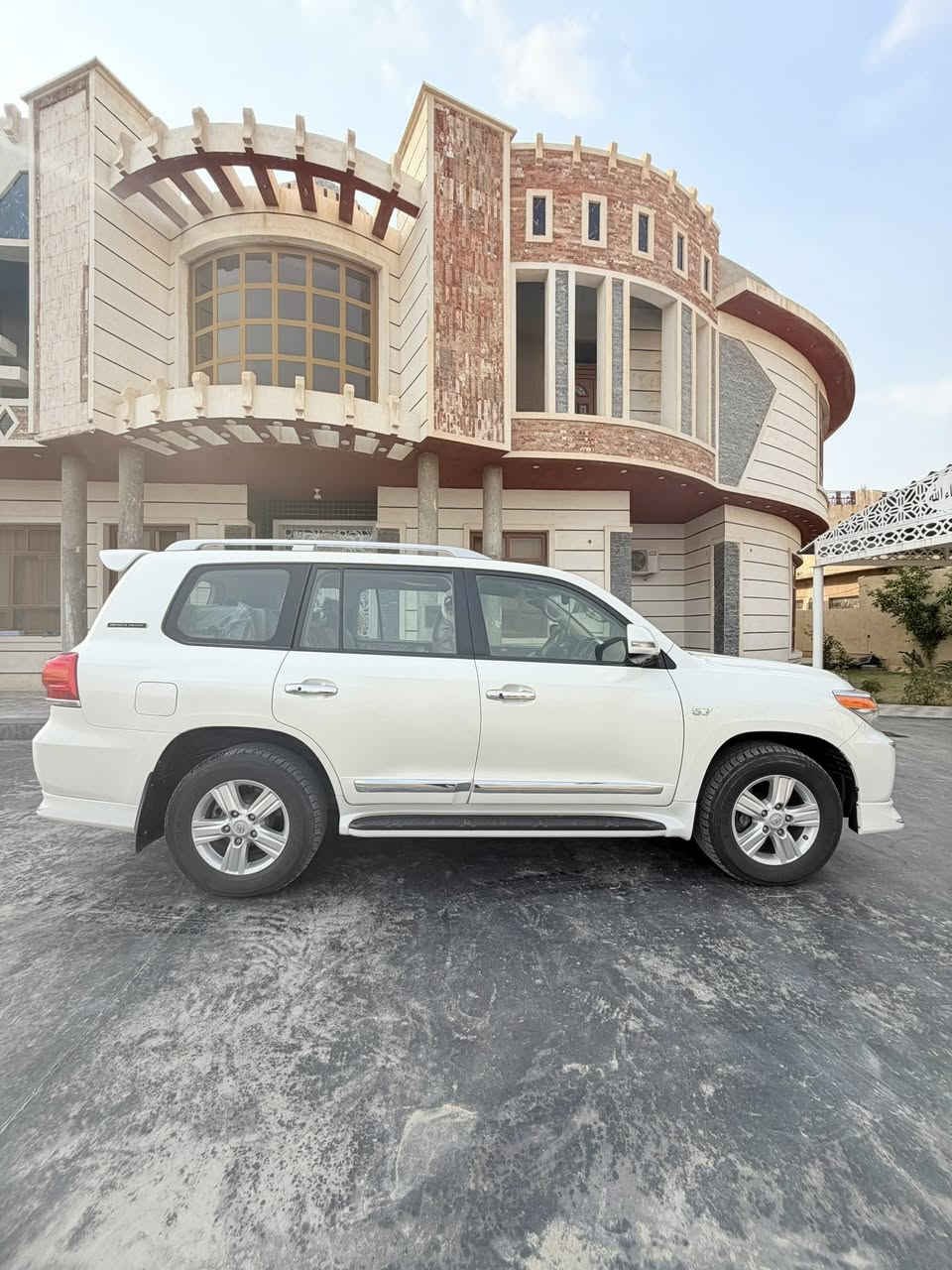 تويتا لاندكروز 2015 موصفات لكزز فوول فوول  (  V.X.R )ماشاءالله السياره كلش جديده واستخدام شخصي قليل جدا

محرك (5.700) ليكزز 
ماشيه 119 الف كيلو حقيقي شرط الفحص

فول مواصفات 1/1 ‌‌‎السيارة مواصفات اللكزز 
 
‌‌‎كامرات4 
‌‌‎تدفئة وتبريد كشنات 
‌‌‎كشن سايق خزن ميموري 3 وضعيات 
‌‏شاحن لاسلكي 
‌‌‎نضام ترحيب عند الاقتراب  
‌‌‎شاشة تحكم لكزس 
شاشة بالقمارة DVD‌
‌‌‎تشغيل عن بعد 
‌‌‎كراسي كهرباء 
‌‌‎مكينة V8 /5.7
‌‌‎زراك لايت 
‌‌‎5 بصمة ابواب
‌‌‎سيستم صوت لكزس 
‌‌‎رادرات امامي + جانبي 
‌‌‎ستيرن صاج 
‌‌‎8 ايرباك
‌‌‎فور ويل 
‌‏حساسات امامي خلفي 
‌‌‎نضام ايكو تقليل صرفية 
‌‌‎ثلاجة 
مواصفات VXR   معروفة ما يحتاج اذكرها  

سياره كفاله عامه لا تبديل ولا تعديل 
‎محرك كير  مامفتح بشرط
‎سيارة حيل نظيفة كلشي عل بلادي

‎باسمي السنوية بشرط التحويل

السعر 525 ورقة وبيها مجال 

رقم صاحب السيارة
***********
