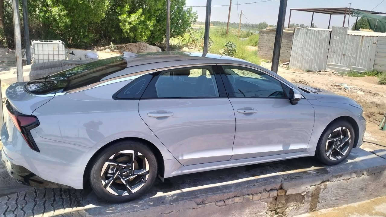 للبيع K5 موديل 2025
او مراوس بسيارة عالية 

موديل حديث 

وارد كوري غاز فقط خط واحد

اصل

لون اسمنتي مميز

رقم بغداد بسمي

مكاني ديوانية

السيارة كفالة عامة 

السيارة فول مواصفات

قمارة حديد

 المواصفات

1- گير ماوس

2- درايف مود وضعيات قيادة

3- سايد بريك بصمة مع خاصية الاتو هولد

4- تشغيل عن بعد

5- خاصية الجنطة الذكية

6- خاصية رفع زجاج النوافذ

بعد قفل الابواب

7- تشغيل ذكي ودخول ذكي

( البصمة)

8- شاشة كبيرة فول مواصفات

مع GBS واندرويد اوتو

9-- اريل زعنفة

10- كامرة خلفية مع الاحساس الخلفي

11- لايت امامي لد

12- بگلايت لد خلفي

13- تبريد شاشة لمس

14- خاصية تنقية الهواء من الفايروسات والبكتريا

15- رادار امامي مع خاصية البريك قيادة شبه ذاتيه

16- رادار خلفي مع خاصية التوقف

والتنبيه الجانبي يمين ويسار

17- كرسي كهرباء امامي

18- تبريد وتدفئة الكراسي الامامية

19- تدفئة المقود

20- نظام الخروج عن المسار

21- تنبيه النقط العمياء 

22-  تبريد خلفي 

23-- سستم ايرباك كامل عدد(9) ايرباك 

24-- الاوامر الصوتية 

25-- كراسي جلد 

26-- نظام مانع الانزلاق

27-- مرايا الجانبية كهرباء قابلة للطي 

28-- مقود جلد حياكة

29-- المرأة الداخلية تعتيم ذاتي 

30/ جهاز انذار 

31/ حساس امامي

هاي ابرز المواصفات الموجودة

السيارة داخلة على الكمرگ الجديد

 السعر 227

الشراي يتصل 

***********

بي واتساب

