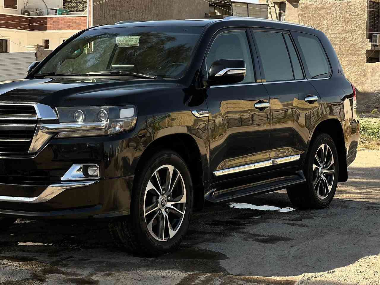 السلام عليكم للبيع لاندكروز GXR2020رقم بغداد سياره كلش جديده ماشيه 90 كير مكينه كفاله بدون صبغ فقط بارد بالجاملغ الامامي الايمن السعر53وبيها مجال مكان السياره بغداد ***********للاستفسار
