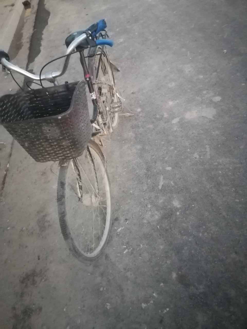 السلام عليكم بايسكل لل ب ي ع كير حساس ال س ع ر 70 رقم الهاتف :*********** ***********
