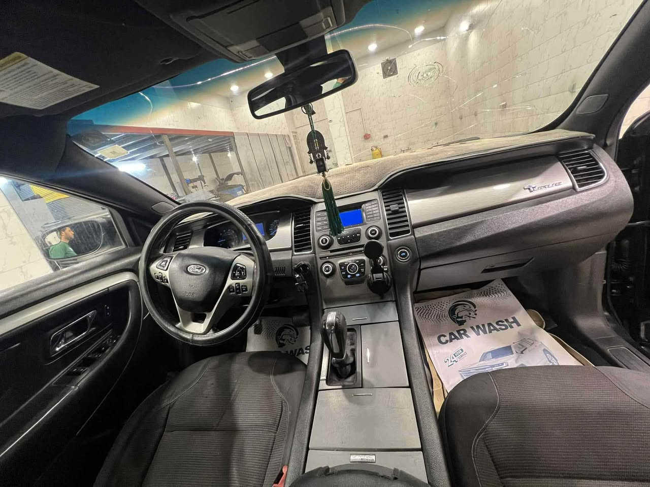 السلام عليكم
فورد تورس 2013 
حادثها بابين جهة الراكب وبيها صبغ حزام تدفئة تبريد كهربائيات عليها عدسات ماتركس لايت فول الفول كهربائيات السيارة كلها شغاله تدفئه وتبريد للمقاعد الخلفية رقم مميز انكليزي مكينتها كايمه انزل سعر المكينة من سعر السيارة كيرها مكفول لا صفنه لا عته وكل النمر تاخذها سعرها 80 وبيها مجال  
***********
