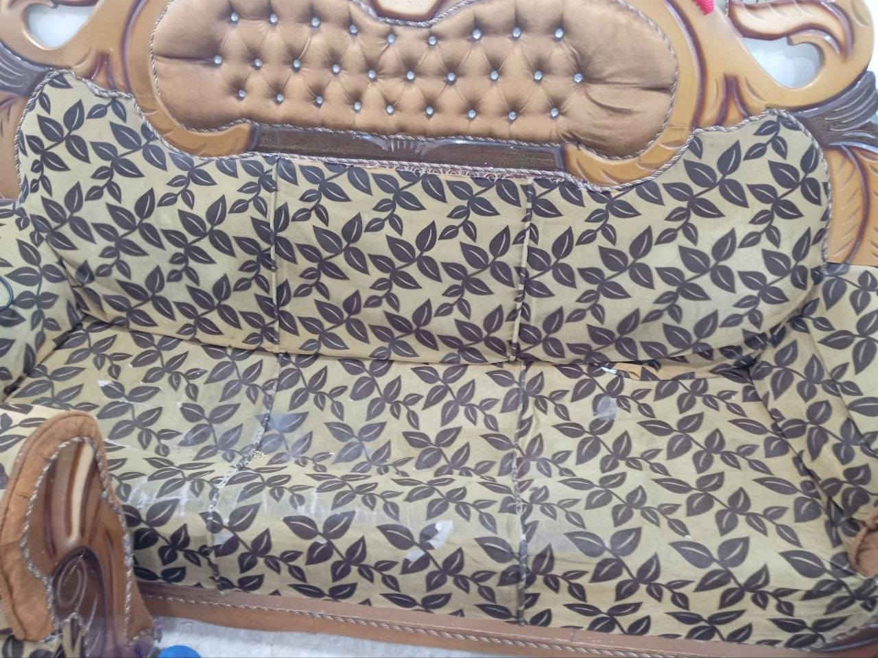 السلام عليكم ورحمة الله وبركاته 

تخم قديم ملكي للبيع 

عدد الكراسي الفرديه ( ٤ )
عدد الكراسي الكبيره ثلاث نفرات ( ٢ )

التخم تعبان وبي بعض الكسور 

السعر (  ٢٥٠ الف  )

للإستفسار على الخاص  

المكان / بغداد / الدوره


**إذا كنت صاحب هذا الإعلان وتريد حذفه لأي سبب، رجاءا أرسل رسالة إلى الدعم الفني**