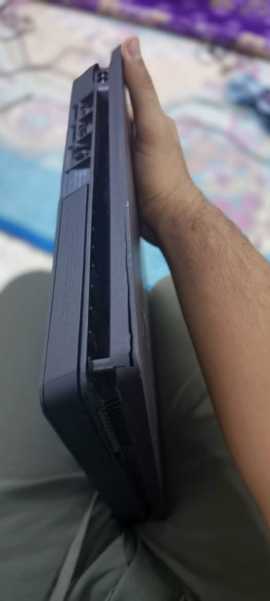 سلام عليكم بلي فور سلم للبيع جهاز نضيف ويا جويستكات ثنين تجاري جهاز مهكر نظام ١٢ تهكيره قرص ذاكرته نص تيرا جهاز لوك ستيكر 
مشكله وحيده كسر بسيط بلكفر الي فوك مثل ماموضح ما ماثر عل جهاز ملحقاته كامله عدا لكرتون 
مكاني ديالى 
يوجد توصيل 
رقم ***********
