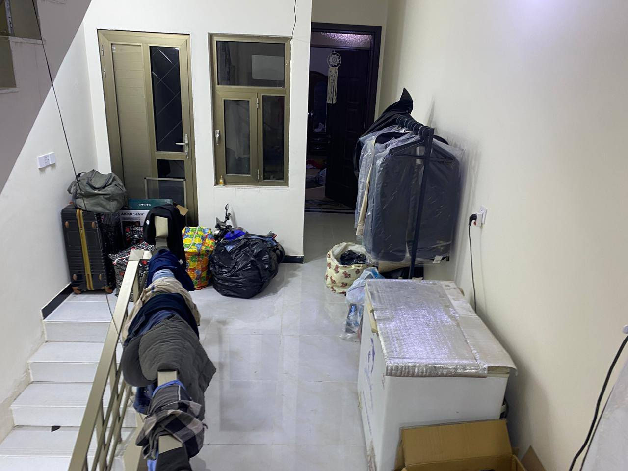 دار ٨٤ متر للبيع للبيع الغزالية شارع المرور مربع الرافدين بناء من الاساس يحتوي على صالة ومطبخ و ٣ غرف نوم و ٢ صحيات الارضية بورسلين ابواب قاصة شبابيك المنيوم للأستفسار ((***********)) او زيارتنا مكتب المختار للعقار شارع المشجر مقابل فلافل لبنان
